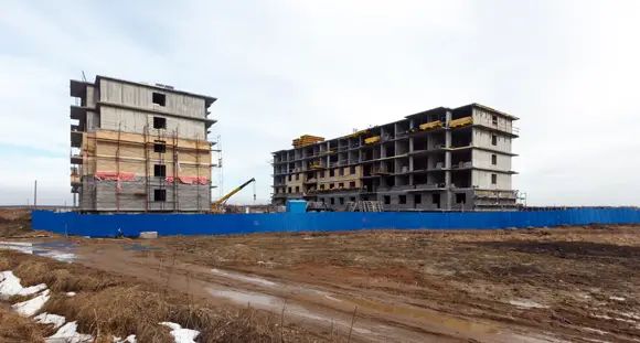 Дома возводятся в буквальном смысле в чистом поле