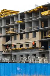 Работы идут довольно активно, но сдача дома запланирована только на конец будущего года