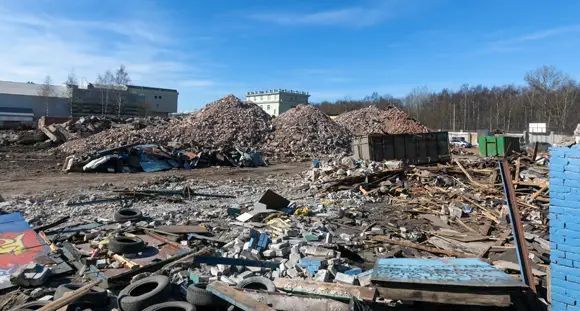 На стройплощадке сносят старые постройки На стройплощадке сносят старые постройки