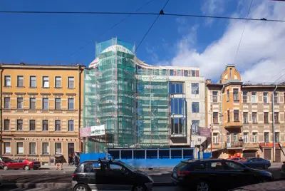 На проспект выходит пятиэтажный корпус, а во дворе располагается шестиэтажный