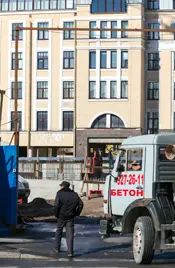 На площадку подвезли бетон На площадку подвезли бетон