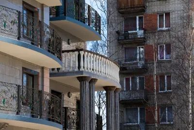 Внешний вид дома очень впечатляет, особенно на контрасте с окружающей застройкой