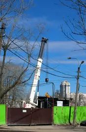 Зеленый забор красуется на этом месте уже больше года