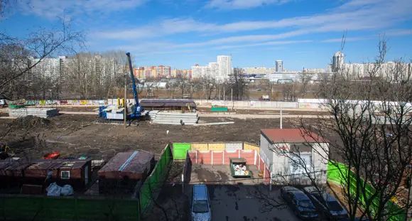 Ничего интересного за строительным забором не происходит