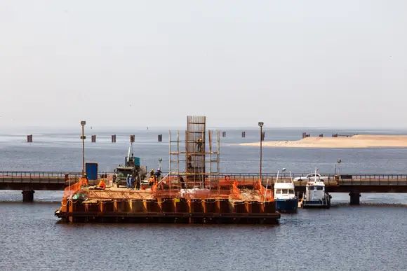 Временная технологическая площадка в Невской губе, на которой сооружают опору для будущей эстакады