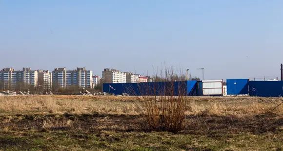 Стройплощадка находится примерно в километре от Красного Села Стройплощадка находится примерно в километре от Красного Села