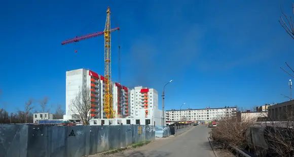 На переднем плане – две строящиеся секции второй очереди На переднем плане – две строящиеся секции второй очереди