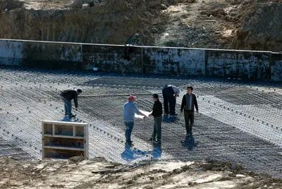 Рабочих на площадке журналисты заметили множество Рабочих на площадке журналисты заметили множество