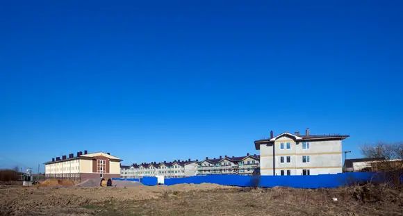 Строительство малоэтажного жилого комплекса подходит к концу Строительство малоэтажного жилого комплекса подходит к концу