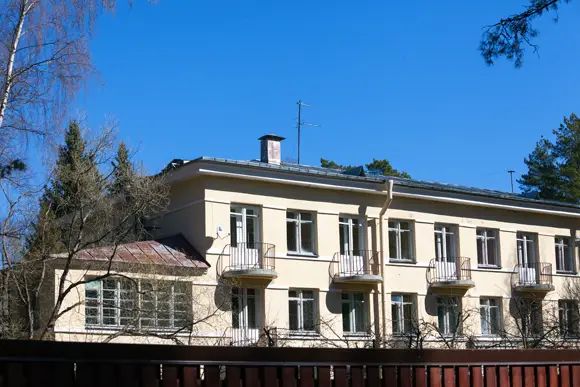 В Комарово расположен Дом творчества писателей. Есть также и Поселок академиков