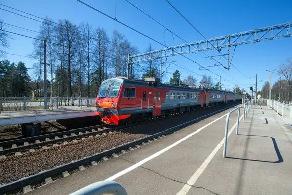 На поезде до поселка можно добраться за 50 минут, на машине – еще быстрее, если ехать по ЗСД