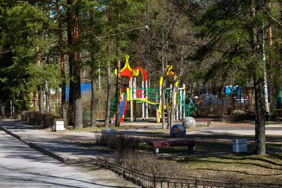 В северной части поселка, за железной дорогой, есть и более доступная загородная недвижимость