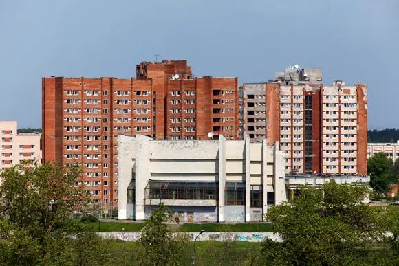 Университетский городок с клубом – летающей тарелкой Университетский городок с клубом – летающей тарелкой