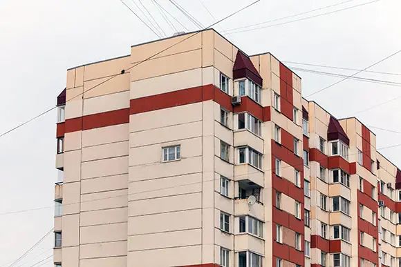 Улучшенные дома серии 600.11 строились до 2006 года. Сегодня на фоне своих монолитно-кирпичных ровесников они смотрятся как постройки советского периода