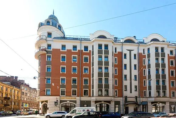 До середины прошлого десятилетия новостройки Центрального района старательно маскировали под дома старого фонда. Иногда это получалось неплохо