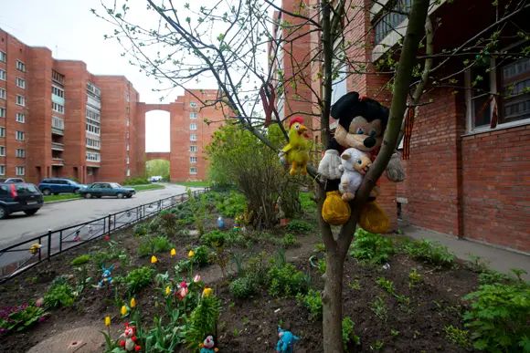 В настоящее время в 16-м микрорайоне Кронштадта проживают морские офицеры, их дети и внуки В настоящее время в 16-м микрорайоне Кронштадта проживают морские офицеры, их дети и внуки