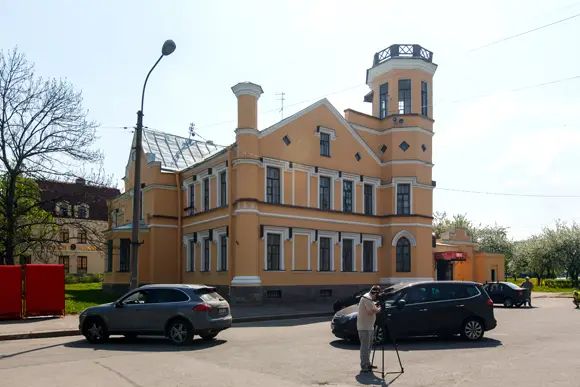 Миниатюрные квартиры в старинных домах с видом на Верхний парк Петергофа – жилье, что называется, на любителя. В первых этажах располагаются кафе и рестораны, активно посещаемые туристами Миниатюрные квартиры в старинных домах с видом на Верхний парк Петергофа – жилье, что называется, на любителя. В первых этажах располагаются кафе и рестораны, активно посещаемые туристами