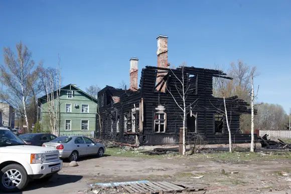 Старинная дачная застройка Ораниенбаума постепенно отступает. Между тем когда-то здешние дачи являли собой приметные образцы северного модерна