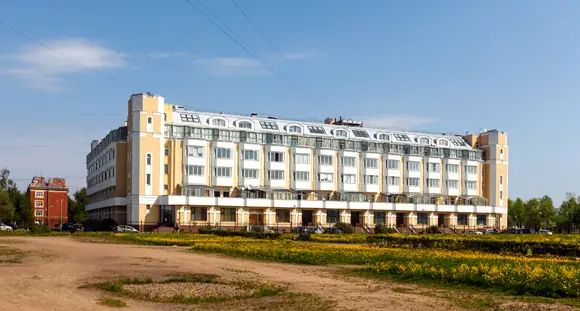 ЖК «Дом у фонтанов», возведенный в 2005 году, имеет народное название «Пентагон» ЖК «Дом у фонтанов», возведенный в 2005 году, имеет народное название «Пентагон»