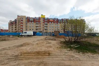 История этого долгостроя тянется с 1997 года: на объекте были зафиксированы случаи двойных продаж