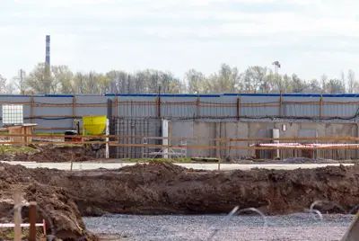 Рабочие успели соорудить фундамент одного из корпусов