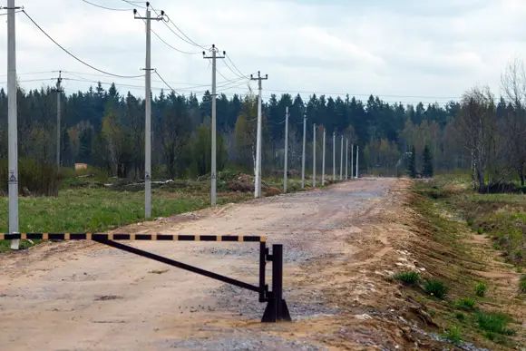 На данный момент в поселке проведено электричество, построена часть дорог, установлен шлагбаум На данный момент в поселке проведено электричество, построена часть дорог, установлен шлагбаум