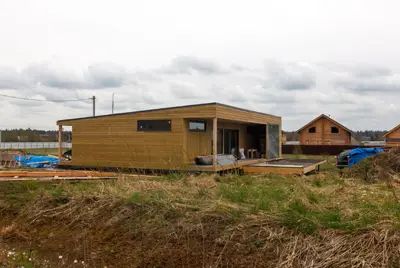 В поселке встречаются коттеджи весьма необычной архитектуры В поселке встречаются коттеджи весьма необычной архитектуры