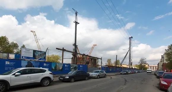 Пока на месте будущего дома – синий забор