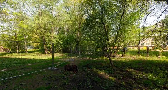 В соответствии с новыми правилами стройплощадка обнесена прозрачным забором