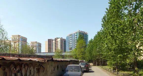 Элитный ЖК строится в окружении хрущевок и гаражей