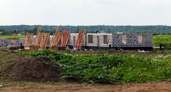К настоящему времени возведены первые этажи нескольких домов 1-й очереди