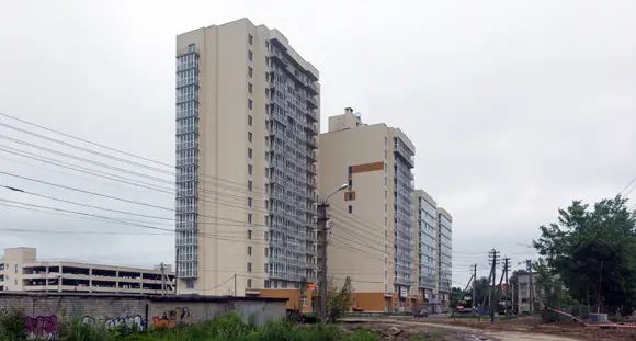 За первым корпусом достраивают четырехуровневый паркинг