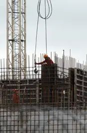 На стройплощадке активно идут работы