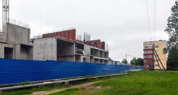 «Янинский каскад-2» возводится в центре деревни между старыми пятиэтажками