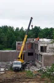 На стройплощадке демонтируют недостроенный детский сад