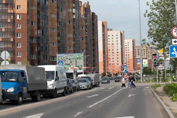 Через железнодорожный переезд, отделяющий деревню Кудрово от города, проблематично проехать в любое время дня