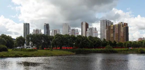 Вид из парка Городов-героев, в котором есть довольно большой пруд с островами