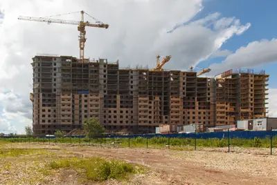 По всем внешним признакам ЖК готов примерно наполовину