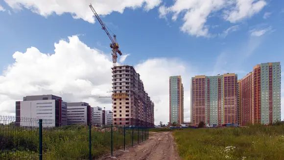 Слева – индустриальный парк Technopolis, справа – ЖК «Летний»