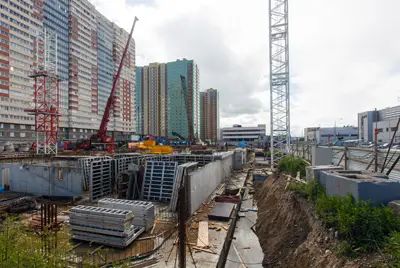 Слева – уже заселенный ЖК «Пулковский»