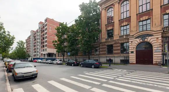 Рядом с ЖК расположена гимназия № 107