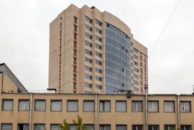 Жилой комплекс высится среди старых пятиэтажек