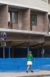 Балконы второго этажа пока не ограждены