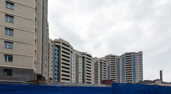 Во дворе продолжается обустройство крытого паркинга