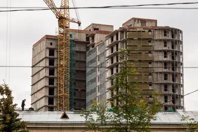 В долгострое началось остекление фасадов