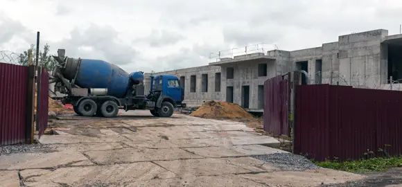 Одновременно ведется строительство крытого паркинга