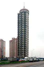 Ближний корпус еще не полностью «одет» в кирпич