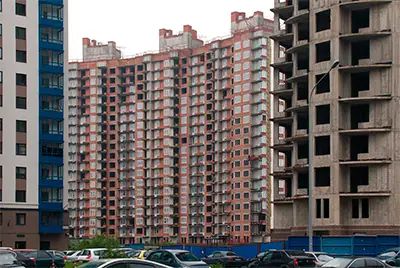 На дальнем корпусе уже заканчивают установку стеклопакетов