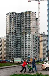 Дом стоит вплотную к соседним новостройкам