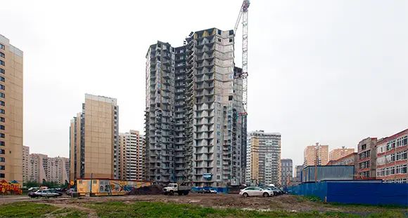 Справа – строящаяся школа